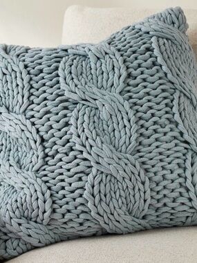 Pottery Barn Colossal Chunky Knit Pillow cover 22x22. 🛌👀💙🔹🛋️